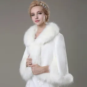 Braut Bolero Jacke Ally in Weiß mit Kunstpelz Kragen