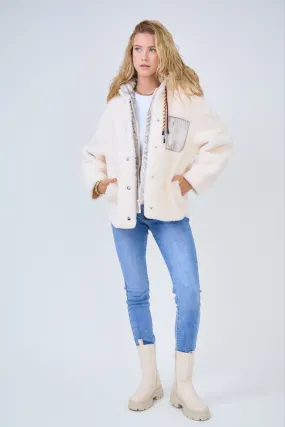 Jacke aus Bi-Material-Lammfell mit abnehmbarer, glänzender Kontrastkapuze
